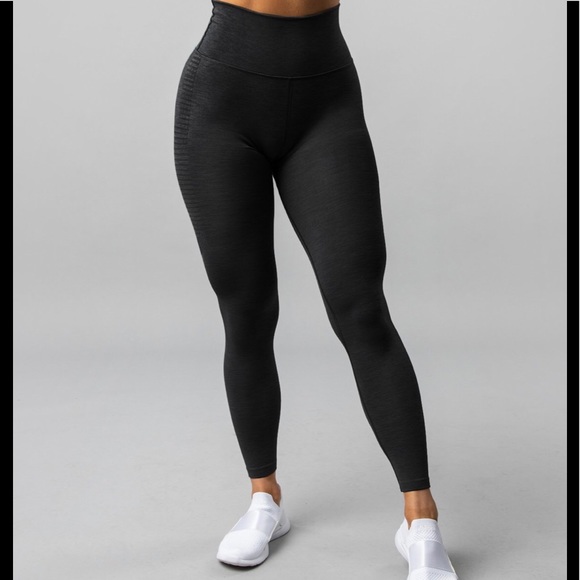 SOLD Alphalete Halo leggings - Picture 2 of 6